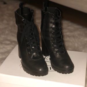 Steve Madden Latch blck booties